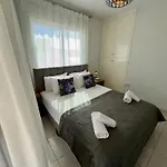 Aquasol Modern 2br With Shared Pool Апартаменты